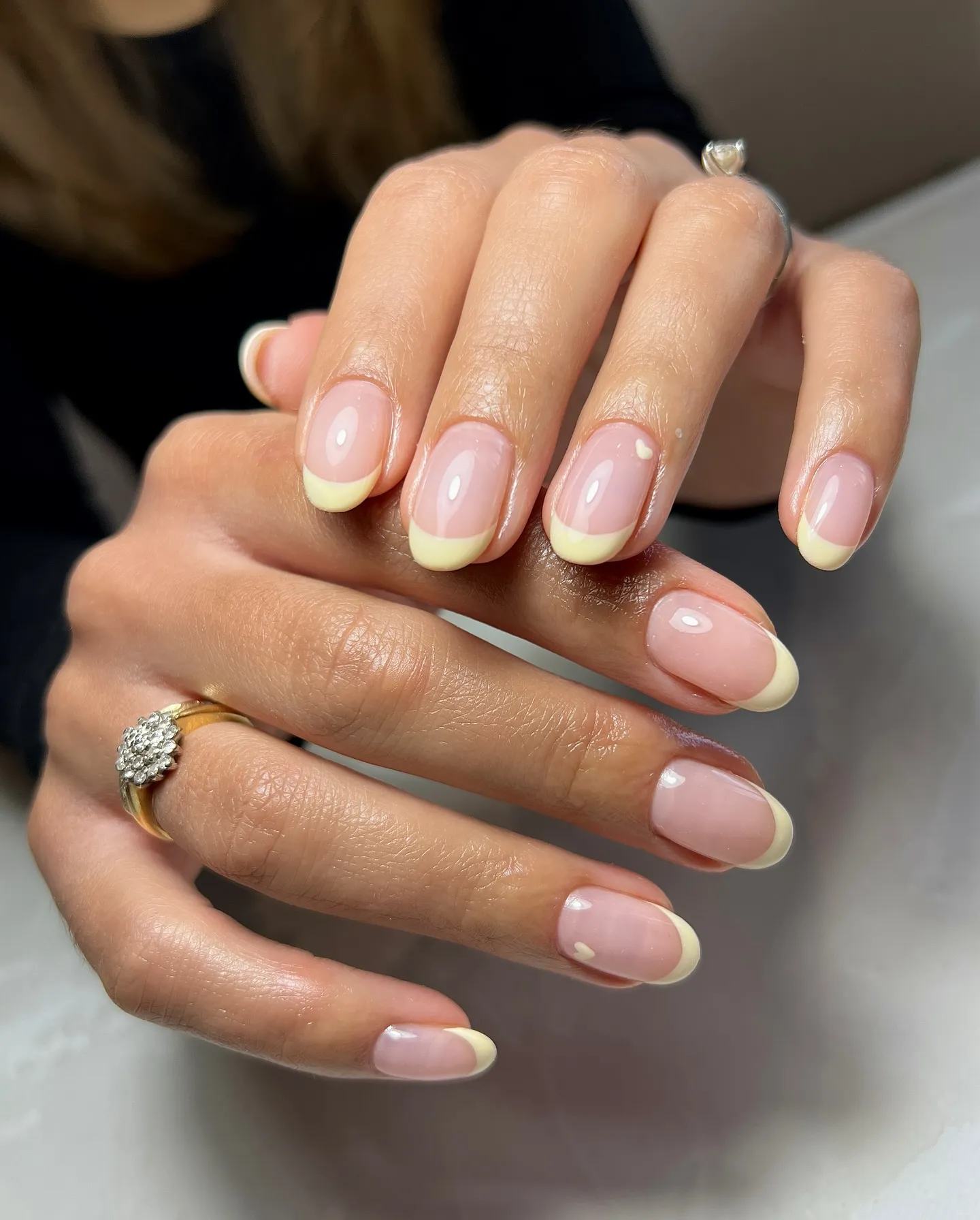 Manicura elegante tonos pastel