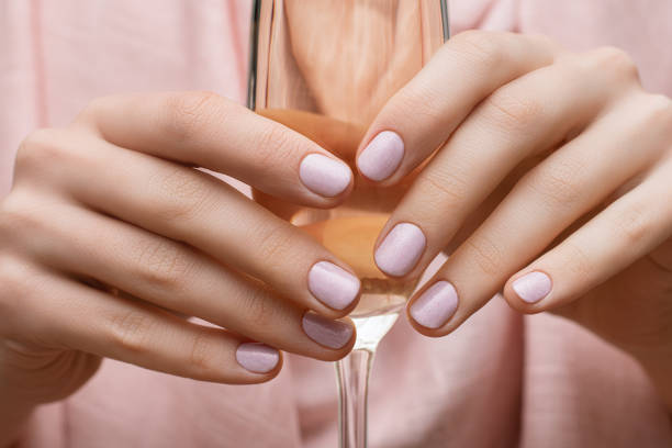 Manicura lila con copa